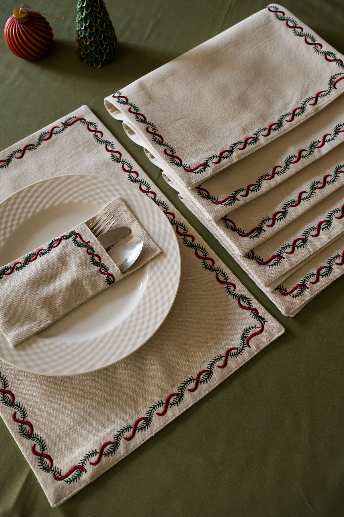 Christmas Garland Placemats Set